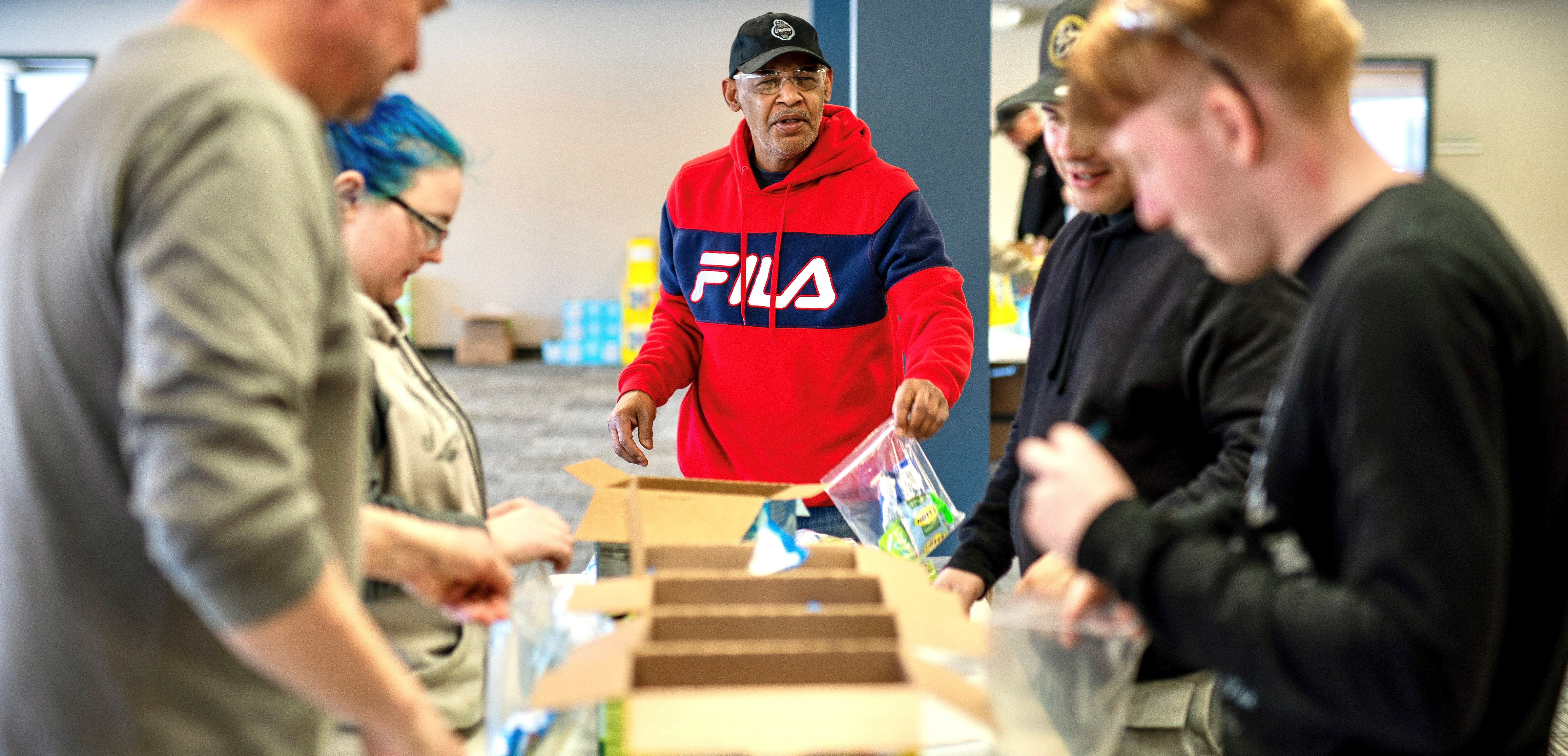 5 volunteers packing lunches